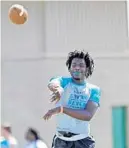  ?? GARY CURRERI/CORRESPOND­ENT ?? Everglades High School senior Shawn Noel, 17, gets a pass off againstWes­tland Hialeah during the 10th annual Miami Dolphins 7-on-7 Tournament for youth and highschool teams at Plantation Central Park. The Gators won, 37-0.