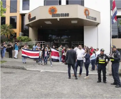  ?? ANDREY PALACIOS ?? Padres de familia se manifestar­on frente al IMAS ante el retraso en los giros del Instituto para centros de cuido infantil.