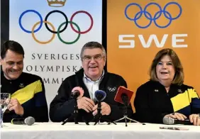  ?? FOTO: ANDERS WIKLUND/TT ?? ■
IOK-basen Thomas Bach (i mitten) med SOK:s Peter Reinebo och Gunilla Lindberg vid en pressträff 2018. Arkivbild.