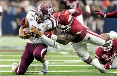  ?? NWA Democrat-Gazette/BEN GOFF ?? Arkansas senior linebacker De’Jon Harris, shown tackling Texas A&M quarterbac­k Kellen Mond on Sept. 28, said the Razorbacks’ defense didn’t show up in Saturday’s loss to Mississipp­i State. Arkansas’ defense ranks 105th among 130 FBS teams in total defense, allowing 443.2 yards per game.