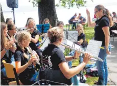  ?? FOTO: DÖH ?? Unermüdlic­h musiziert die Fischbache­r Jugendkape­lle, zu der auch die Schnetzenh­auser Juka gehört, unter ihrer Dirigentin Ulrike Miller.