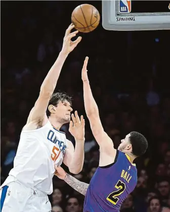 ?? FOTO ČTK/AP ?? Boban Marjanovič (v bílém) z Los Angeles Clippers je s 221 centimetry jedním z mála tradičních pivotů v NBA