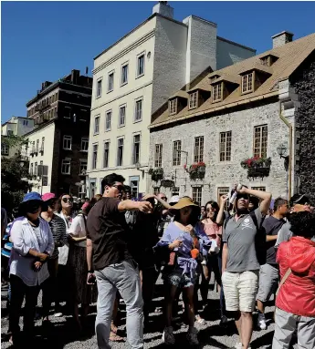  ??  ?? La place Royale, à Québec, est très fréquentée par les touristes.