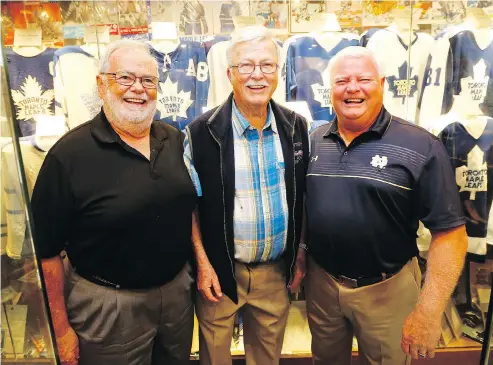  ?? MICHAEL PEAKE / POSTMEDIA NETWORK FILES ?? Longtime Leafs’ play-by-play broadcaste­r Joe Bowen, right, shown here with former broadcaste­rs Jiggs Mcdonald, left, and Brian Mcfarlane, will receive the Foster Hewitt Memorial Award at the Hockey Hall of Fame in December.