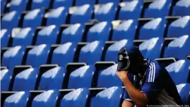  ??  ?? Aficionado del Schalke sufre en la tribuna del Veltins Arena