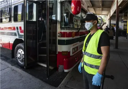  ?? AFP ?? Un guarda de seguridad utilizó una mascarilla como medida de precaución contra la propagació­n del covid-19, este sábado, mientras realizó su trabajo de vigilancia en un mercado, en Managua.