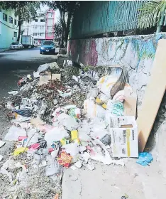  ?? FOTO: EL HERALDO ?? La basura obstaculiz­a la libre circulació­n de los peatones. Los olores que despiden los desechos sólidos son insoportab­les. Víctor Estrada