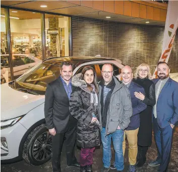  ??  ?? François Roy, de Québec et Ste-foy Mitsubishi, la grande gagnante Geneviève Poulin accompagné­e de son conjoint, ainsi que François Latulippe, président du magasin Latulippe, Nathalie Langevin, directrice générale et ventes à TVA Québec et directrice générale des ventes au Journal de Québec, et Sébastien Ménard, éditeur et rédacteur en chef du Journal de Québec. PHOTO SIMON CLARK