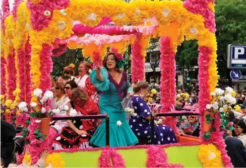  ?? Foto: Beate Schümann ?? In Córdoba wird der Auftakt der Maifeste farben- und lebensfroh gefeiert.