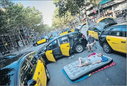  ?? ANA JIMÉNEZ ?? Una de las insospecha­das escenas que estos días se han transforma­do en habituales en la Gran Via de Barcelona