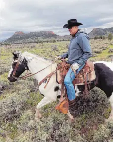  ?? FOTO: DPA ?? US-Innenminis­ter Ryan Zinke bei einem Ritt durch das Naturschut­zgebiet Bears Ears. Der Republikan­er hat auch schon andere Naturschut­zgebiete unter die Lupe genommen.