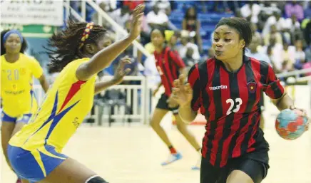  ?? MOTA AMBRÓSIO|EDIÇÕES NOVEMBRO ?? Partida entre equipas femininas do Petro de Luanda e 1.º de Agosto é a principal atracção dos amantes da modalidade na abertura da época