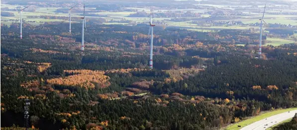  ?? Archivfoto: Erich Echter ?? Der Windpark Brugger liegt an der Autobahn A 8 bei Odelzhause­n auf Grundeigen­tum der Stadt Augsburg und ist eine der größeren Anlagen hierzuland­e. Die Kommunalpo­litiker der Region Augsburg haben gestern be schlossen, dass der Ausbau der Windkraft nicht...