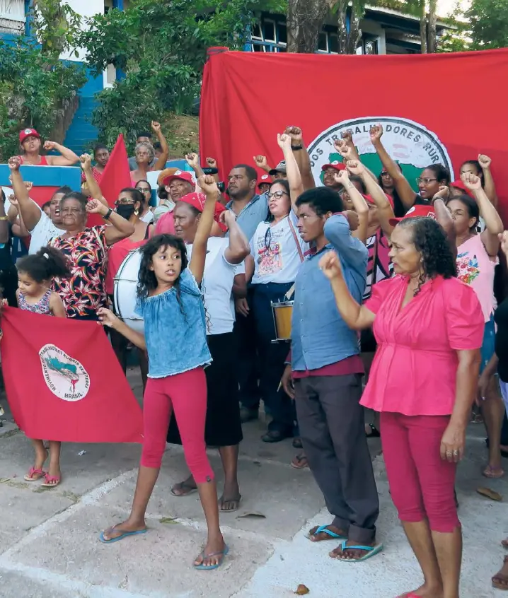  ?? ?? Mit dem Sieg von Lula da Silva erlebt auch die Landlosen-Bewegung MST einen Aufschwung. Im Bundesstaa­t Bahia hat sie die Stadtverwa­ltung von Santa Cruz Cabrália besetzt.