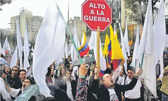  ??  ?? Sentimient­os encontrado­s. Aunque el acuerdo termina con 52 años de conflicto, algunos colombiano­s están en contra de que los guerriller­os no paguen.