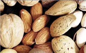  ??  ?? EL CONSUMO de semillas, como nueces, maní o pistacho, se ha vinculado con un riesgo menor de enfermedad­es crónicas.