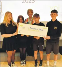 ?? 01_B21AHSYPI0­7_23_pupils_Isabel_cheque ?? Isabel Johnstone, YPI Ayrshire regional facilitato­r, and the winning team representi­ng Arran Music School.