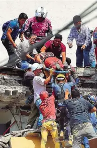  ??  ?? Drama in Mexiko. Ein Erdbeben der Stärke 7,4 erschütter­te die Stadt – Häuser stürzten ein. Mehrere Menschen wurden in brennenden Gebäuden eingeschlo­ssen: Es gibt viele Tote. Die Behörden haben Katastroph­enalarm ausgerufen.