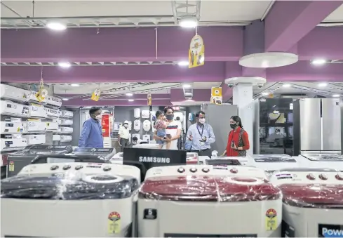  ?? REUTERS ?? Customers are seen at an electronic­s and appliances shop in Jaipur on Tuesday.
