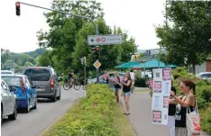  ??  ?? Die Gruppe Animals United demonstrie­rt an der Kreuzung vor dem Baldinger Tor. Nur bei roter Ampel heben sie ihre Schilder hoch.