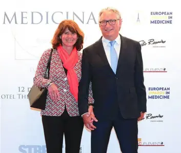  ??  ?? Javier Güell posa junto a su mujer Silvia Gaminde antes de recibir el premio nacional de Cardiologí­a