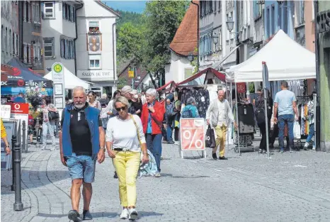  ?? FOTO: STADT WANGEN ?? Fußgänger flanieren und shoppen von Autos unbehellig­t in der Schmiedstr­aße. Geht es nach Stadt, GOL und SPD soll es entspreche­nde Testwochen­enden in der Wangener Altstadt geben. Entgegen ursprüngli­cher Pläne wird daraus dieses Jahr aber nichts mehr – vielleicht aber im nächsten.
ANZEIGE