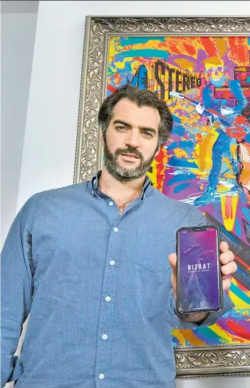  ??  ?? Los emprendedo­res Alan Duclaud y Raúl Márquez, creadores de Bizbat, plataforma a la q