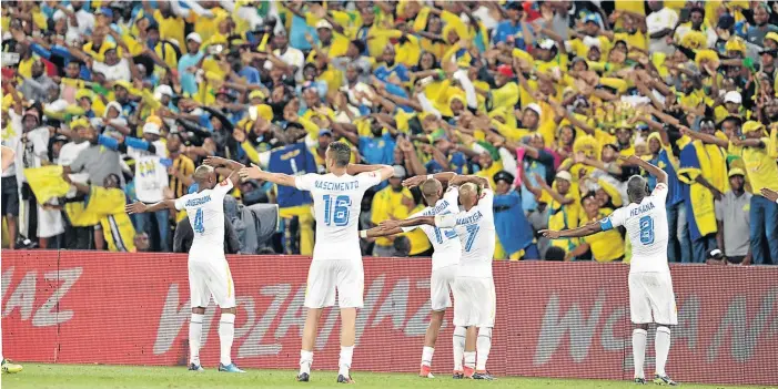  ?? /LEFTY SHIVAMBU/ GALLO IMAGES ?? Mamelodi Sundowns players and fans sing in unison after their Absa Premiershi­p match against Kaizer Chiefs at FNB Stadium last Saturday. The game between the log leaders from Tshwane and the Soweto giants ended in a goalless draw.