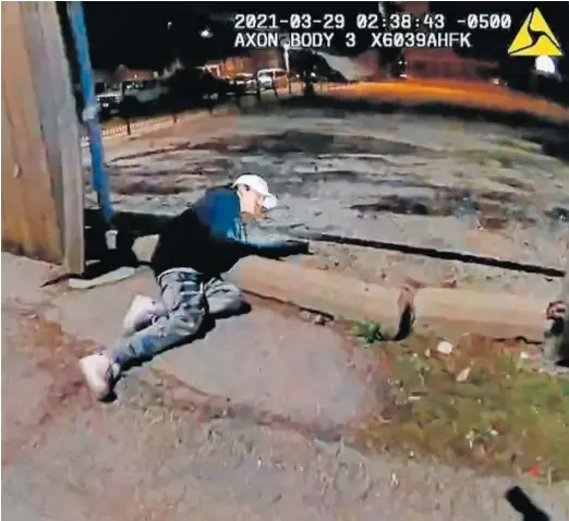  ?? REUTERS ?? Adam Toledo yace en el suelo, tras ser disparado por la Policía en una imagen de una cámara corporal