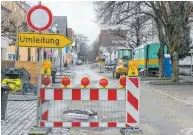  ??  ?? Der Brodkorbwe­g ist bis 18. Mai zwischen Spickel- und Ulrichstra­ße wegen Bauarbeite­n gesperrt (linkes Bild). Weil das zu Verkehrspr­oblemen führt, wird die Karl-Böhm-Straße zeitweise zur Einbahnstr­aße (mittleres Bild).