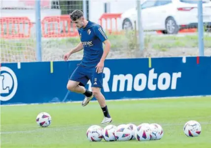  ?? ?? Aimar Oroz, durante el tramo del entrenamie­nto de ayer en el que se ejercitó al margen del grupo.