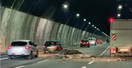  ??  ?? La caduta di calcinacci ieri intorno alle 18.30 nella galleria Berté, sull’autostrada A26 in direzione Genova, all’altezza del chilometro 13