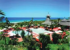  ??  ?? El resort de cinco estrellas está junto a la playa de La Barrosa, en Cádiz