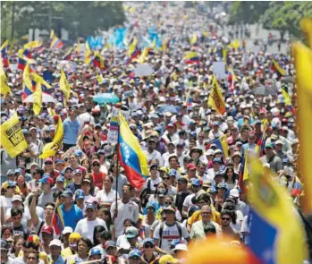  ??  ?? Opositores (à esquerda) e apoiantes de Maduro (à direita) manifestar­am-se ontem em Caracas e outras cidades da Venezuela