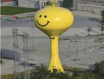  ?? TRIBUNE 2018 ZBIGNIEW BZDAK/CHICAGO ?? The smiling face paint job was added to the Calumet City water tower in 1973 after a young resident proposed the idea.