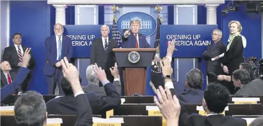  ?? LEAH MILLIS / REUTERS ?? Trump responde las preguntas de los medios durante la presentaci­ón de su plan de reapertura, el jueves, en la Casa Blanca.