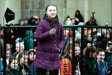  ?? FOTO: GETTY ?? Die -jährige Schwedin Gretathunb­erg beim Protest der Klima-schulstrei­kenden in Berlin, im Hintergrun­d das Brandenbur­ger Tor.