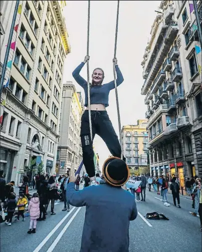  ?? ÀLEX GARCIA ?? Sense cotxes
Ahir es va celebrar amb activitats a Via Laietana el primer dissabte d’‘Obrim carrers’, que elimina el trànsit un dia al mes