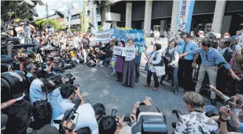  ?? FOTO: AFP ?? Der Kampf geht weiter: Proteste vor dem Tokyo District Court nach dem Freispruch der Atommanage­r.