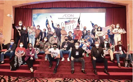  ??  ?? Patriotic fervour: Shafie (centre, in jeans) posing with other VIPs and artistes during a photo session at the Aeon ‘Kita Merdeka’ telemovie teaser and press conference at One World Hotel in Petaling Jaya.