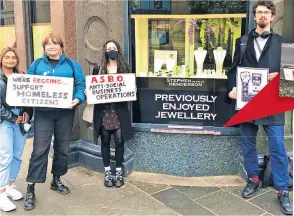  ?? ?? WE SHALL NOT BE MOVED Protesters rally outside the shop and appeal to its owner