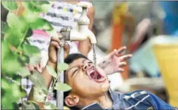  ?? HT ?? A child quenches his thirst on a hot day. Heatwave has killed more than 6,000 people in the past 4 years.