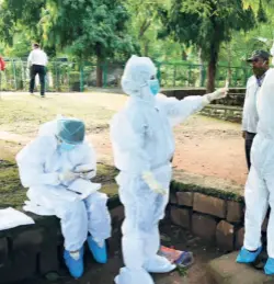  ??  ?? HEALTH department employees collect swab samples in a park in Bhopal on June 24.