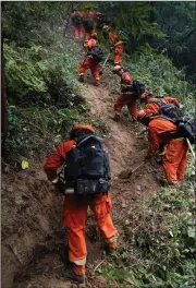  ?? (AP/Marcio Jose Sanchez) ?? A California Department of Correction­s crew builds a containmen­t line Saturday in an attempt to prevent the spread of the CZU Lightning Complex fire in Boulder Creek, Calif. Video at arkansason­line.com/824wildfir­es/