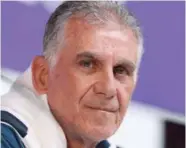  ?? (AFP) ?? Iran’s Portuguese coach Carlos Queiroz at a press conference at QNCC (above) and with players at AL Rayyan SC on Monday.