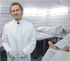  ?? FOTO: DPA ?? Ein Mann mit „besonderem Humor“und Erfahrung: Marcel Verhoff, Direktor der Rechtsmedi­zin am Unikliniku­m Frankfurt.