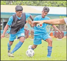  ?? Picture: FIJI FA MEDIA ?? Seaqaqa’s Mohammed Ravusoni, left, battles against Jeshwindra Prasad of Bua.