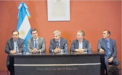  ?? EMMANUEL FERNÁNDEZ ?? Conferenci­a. Urtubey, único peronista tras la reunión, junto a Frigerio y Dujovne.