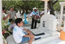  ??  ?? Algunas familias recordaron a los padres que se adelantaro­n.