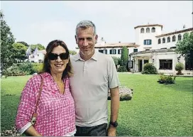 ??  ?? Virginia y Josep Ensesa son abogados, y con otras dos hermanas comparten la propiedad de este hostal con vistas a la playa Sant Pol